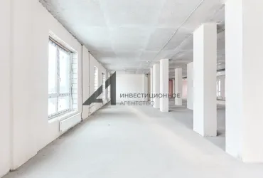 Большое помещение с парковкой